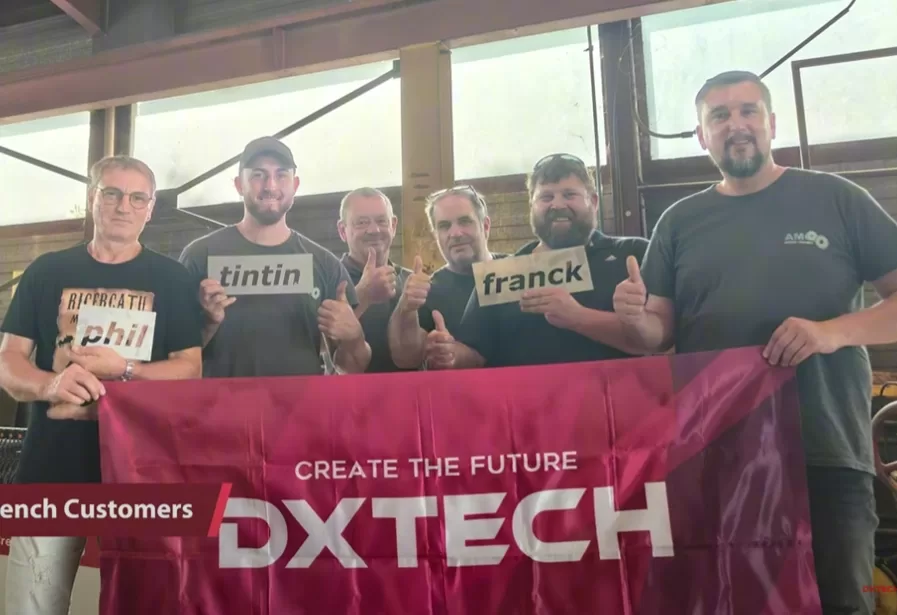 Yakın zamanda, Fransa'da teşhir panosu imalatında uzmanlaşmış bir müşterimiz, 1530FL metal CNC fiber lazer kesim makinesini tercih etti. Uygulamalı bir çalışmanın ardından, alüminyum levha işlemedeki olağanüstü performansını övdüler ve mükemmel kesim kalitesi ve tamamen çapaksız sonuçlarına dikkat çektiler.