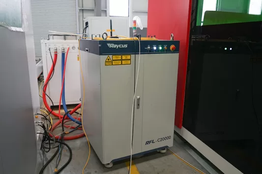 metal-isleme-icin-tum-kapak-fiber-lazer-kesim-makinesi