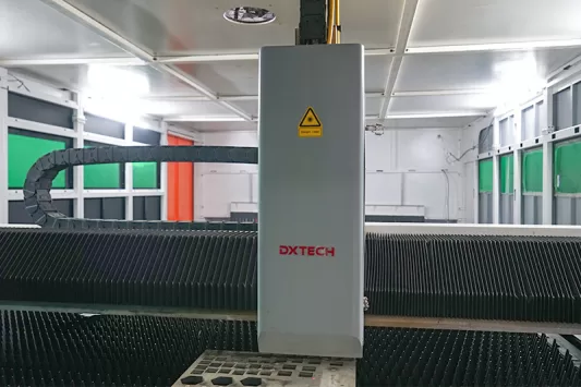 metal-isleme-icin-tum-kapak-fiber-lazer-kesim-makinesi