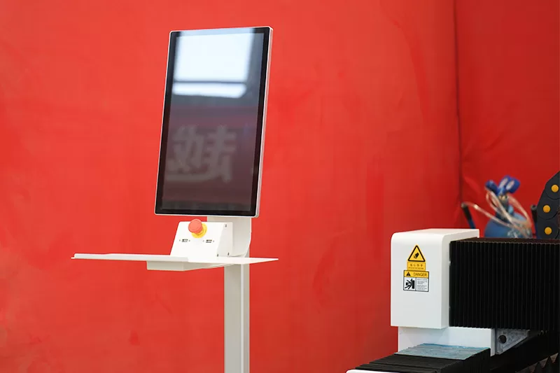 Satılık 1500W lazer kesim makinesi