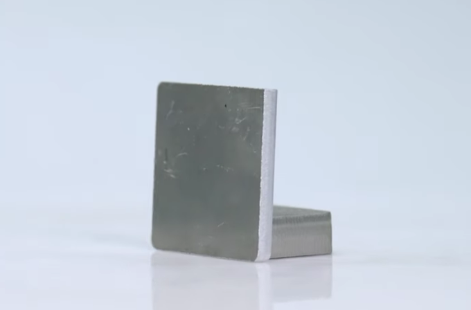 dxtech laser cutting machine cuts aluminum sheet