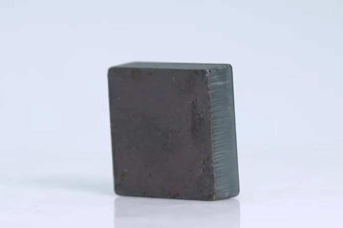 dxtech laser cutting machine cuts carbon steel