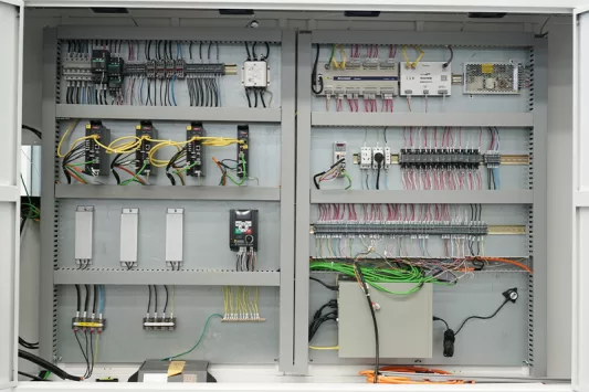 Tamamen kapalı 3000W lazer kesim makinesi