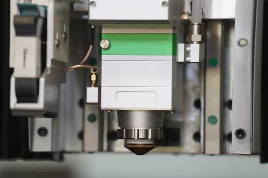 Tamamen kapalı 3000W lazer kesim makinesi