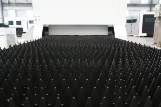 Tamamen kapalı 3000W lazer kesim makinesi